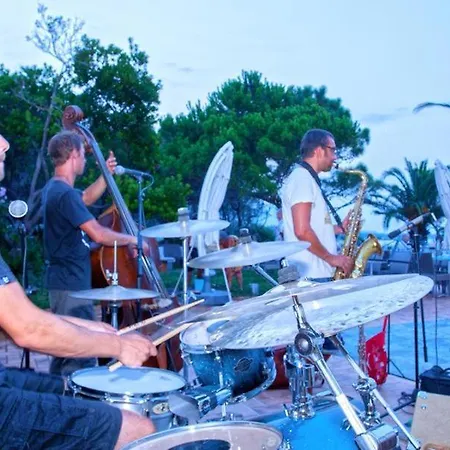 Les De Bagheera, Oasis Naturiste Villa Linguizzetta